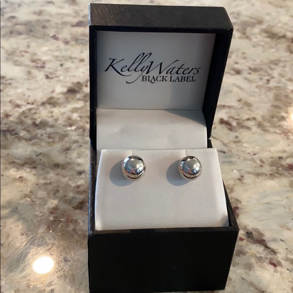 Kelly Waters Black Label silver earring, like new